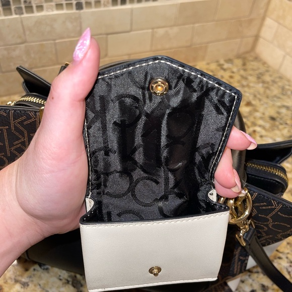 ✨Calvin Klein Handbag✨ - Picture 5 of 7